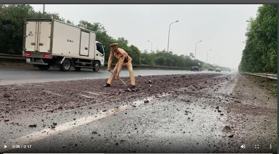 CSGT Dọn bùn đất rơi trên Đại lộ Thăng Long
